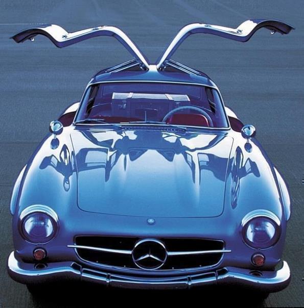 Im englischsprachigen Raum bekommt der 300 SL wegen seiner wunderschön ausgebreiteten Flügeltüren den Beinamen Gullwing. 